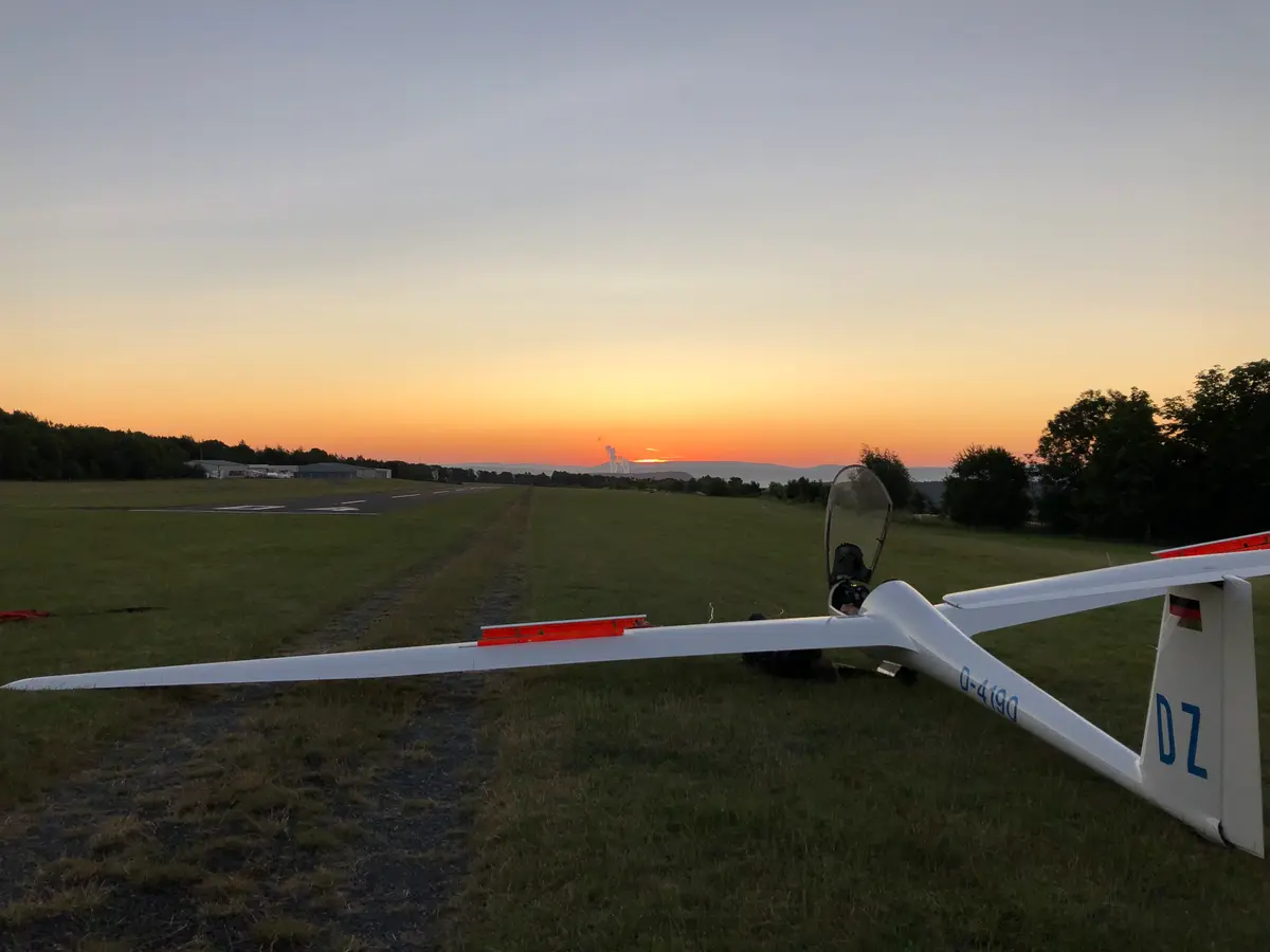 Segelflugzeug im Abendlicht auf dem Flugplatz Bad Pyrmont