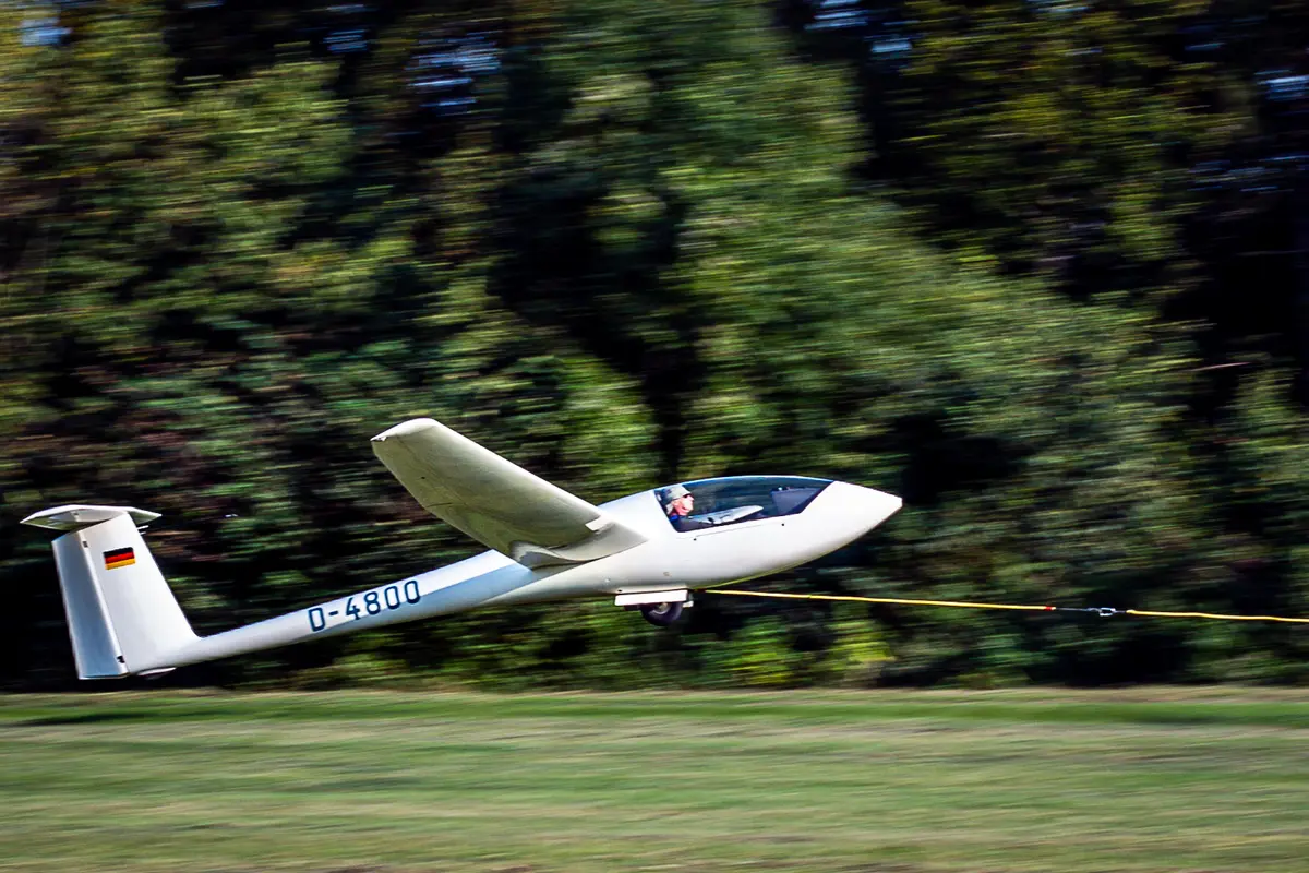 Segelflugzeug Astir CS 77 D-4800 im Startlauf an der Winde
