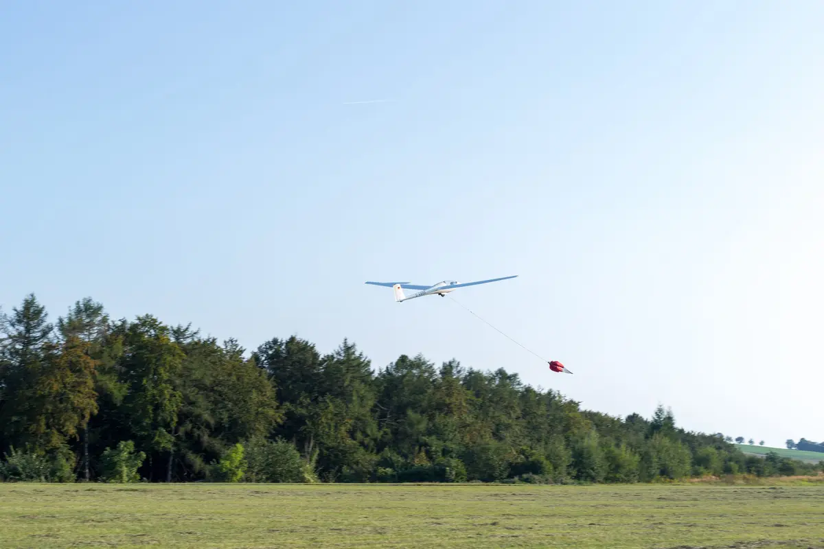 Die Astir CS 77 D-4800 beim Windenstart über den Bäumen
