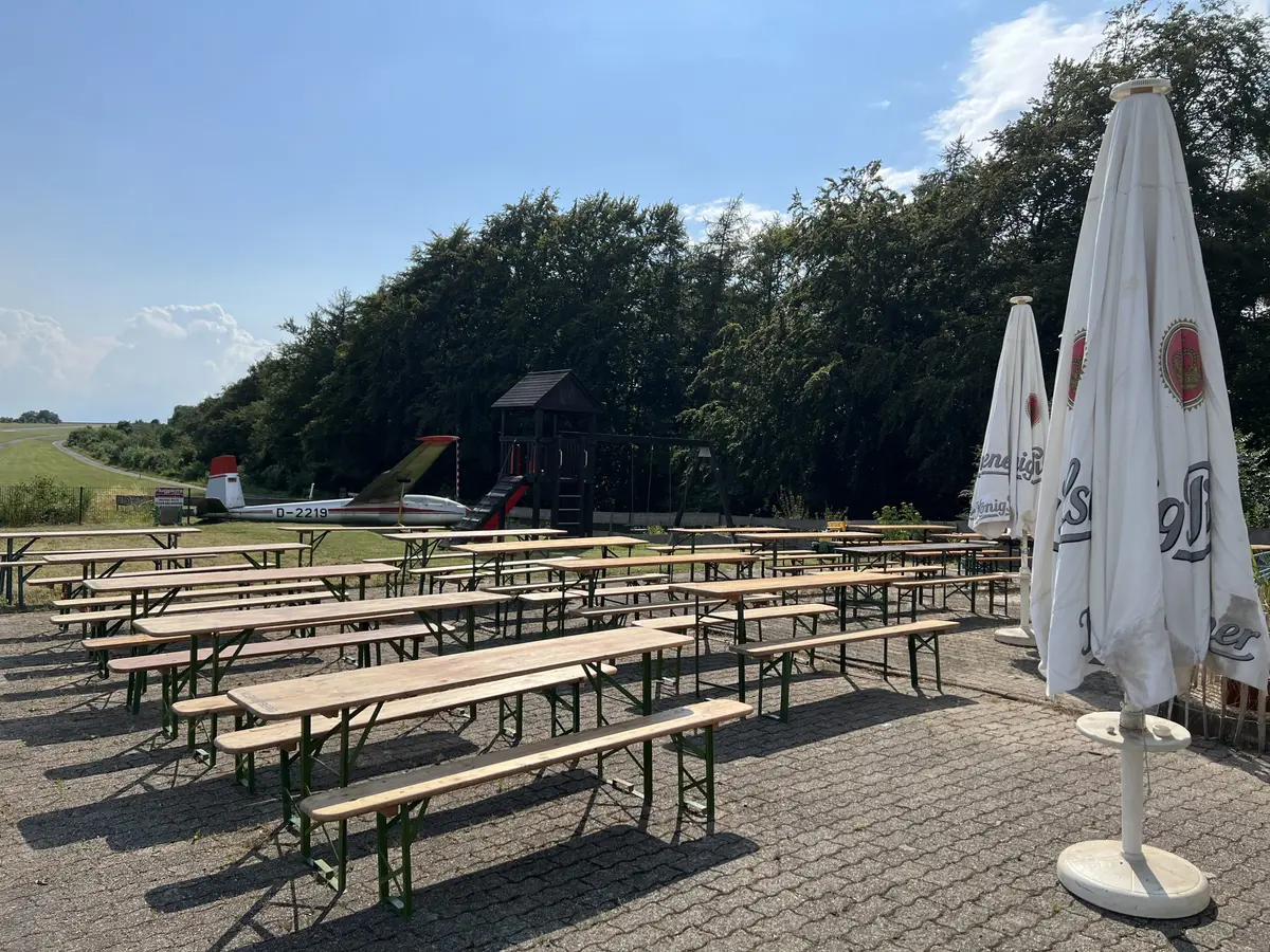 Terrasse des Café Cumulus mit Blick auf das Flugfeld