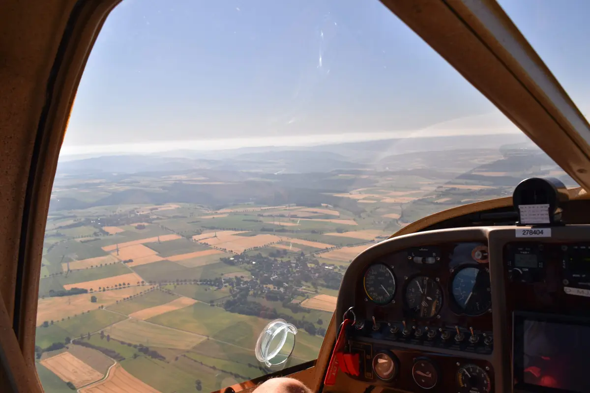 Blick aus dem Cockpit über die Felder des Weserberglands