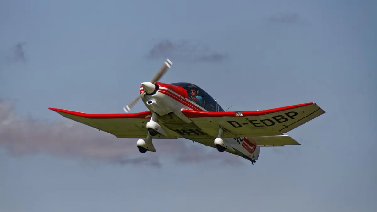 Die Robin D-EDBP im Überflug über den Flugplatz