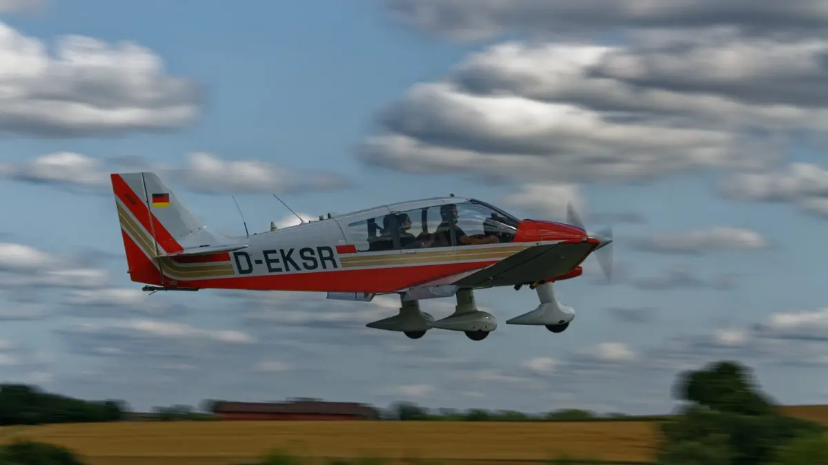 Die Robin D-EKSR im Tiefflug