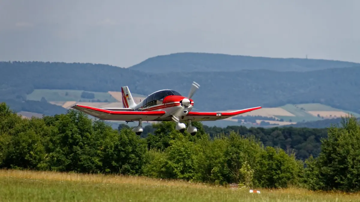 Die Robin D-EDBP beim Start, im Hintergrund die Hügel des Weserberglands