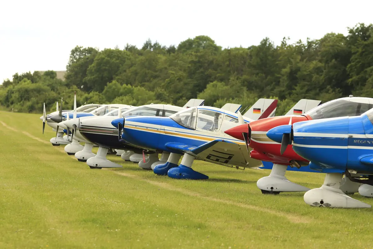 Lange Reihe von Robin-Flugzeugen auf der Graswiese des Flugplatzes
