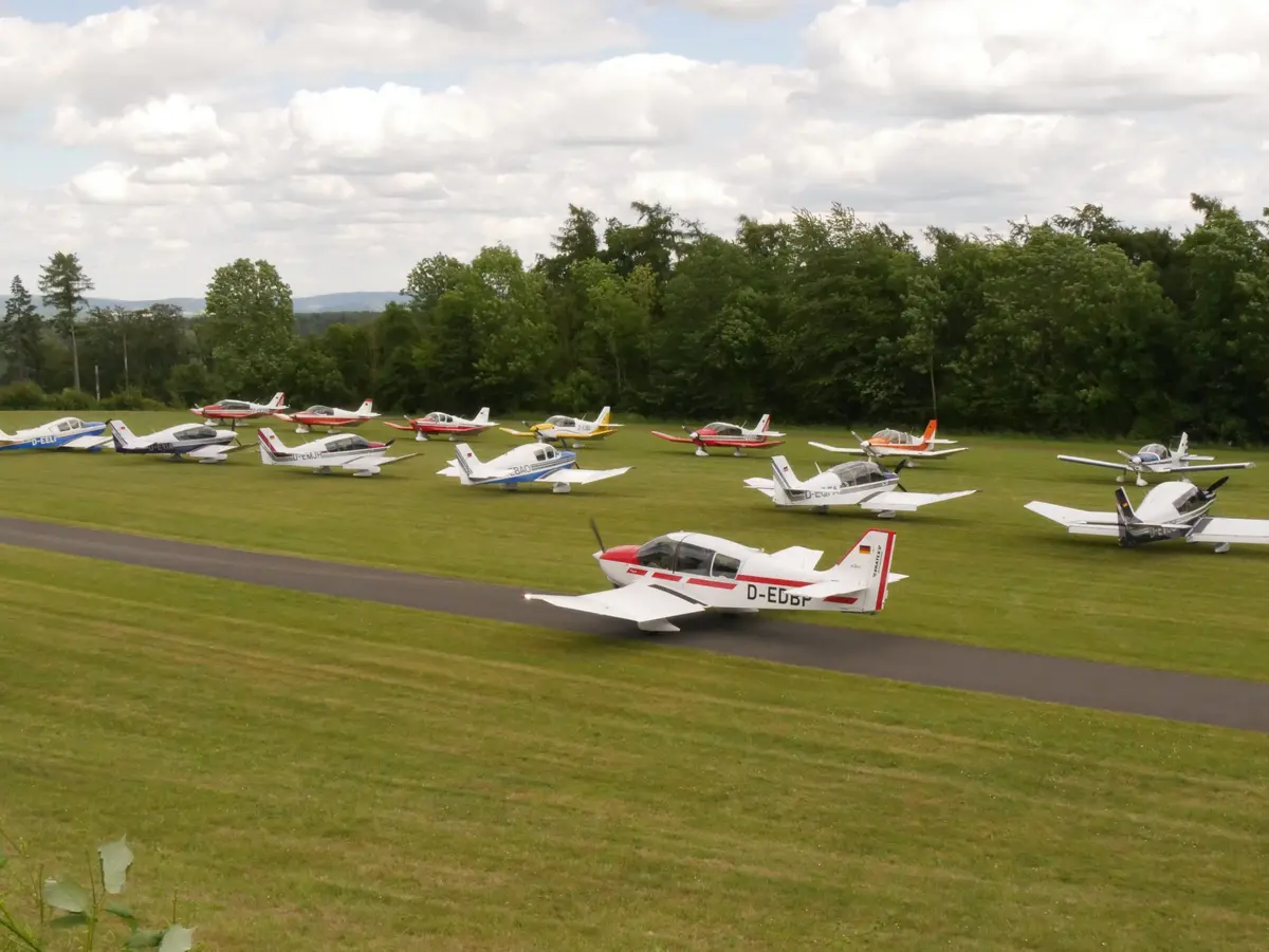 Blick über den Flugplatz mit vielen abgestellten Gastflugzeugen