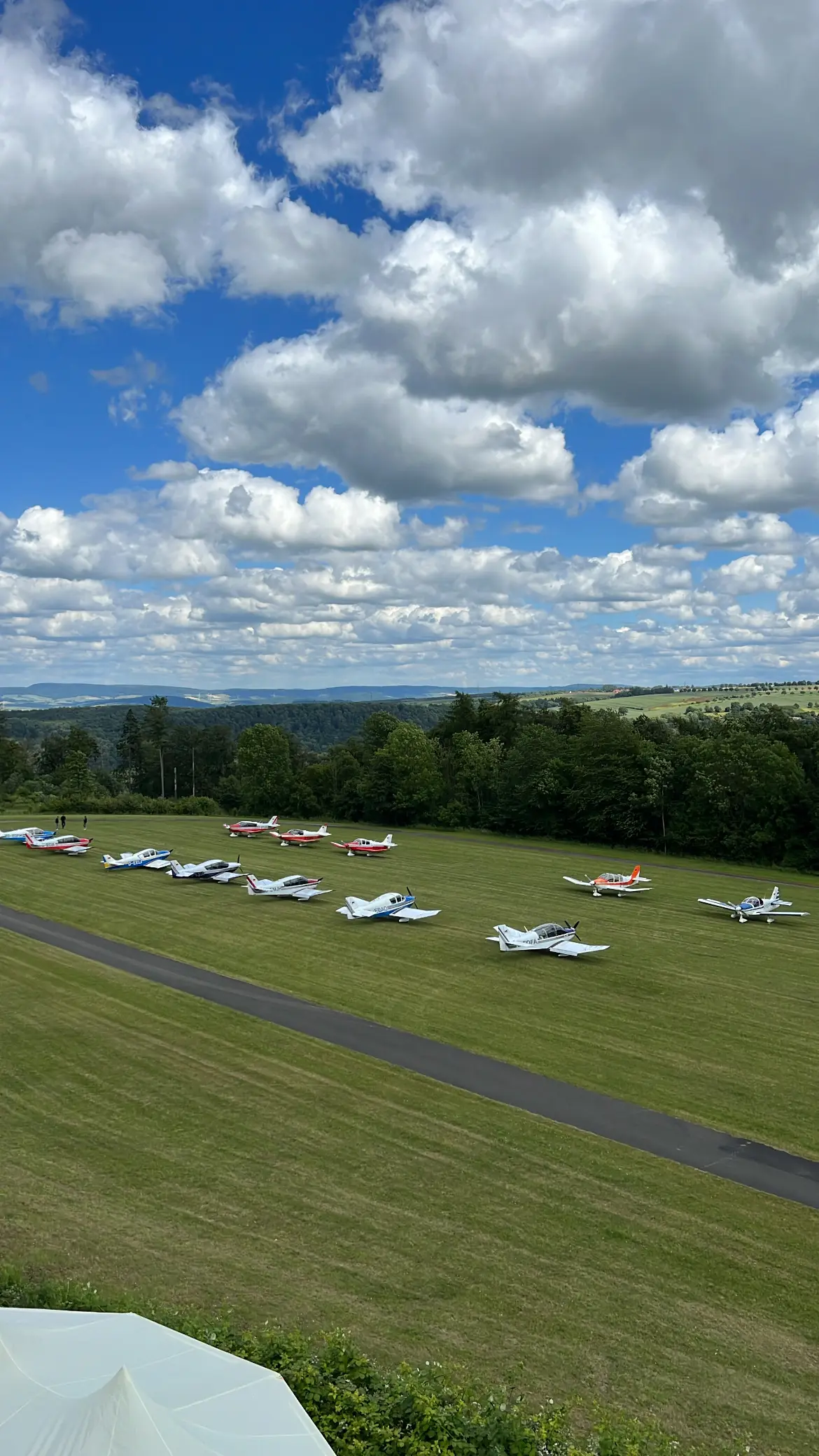 Blick über die Reihen der Gastflugzeuge auf dem Flugplatz