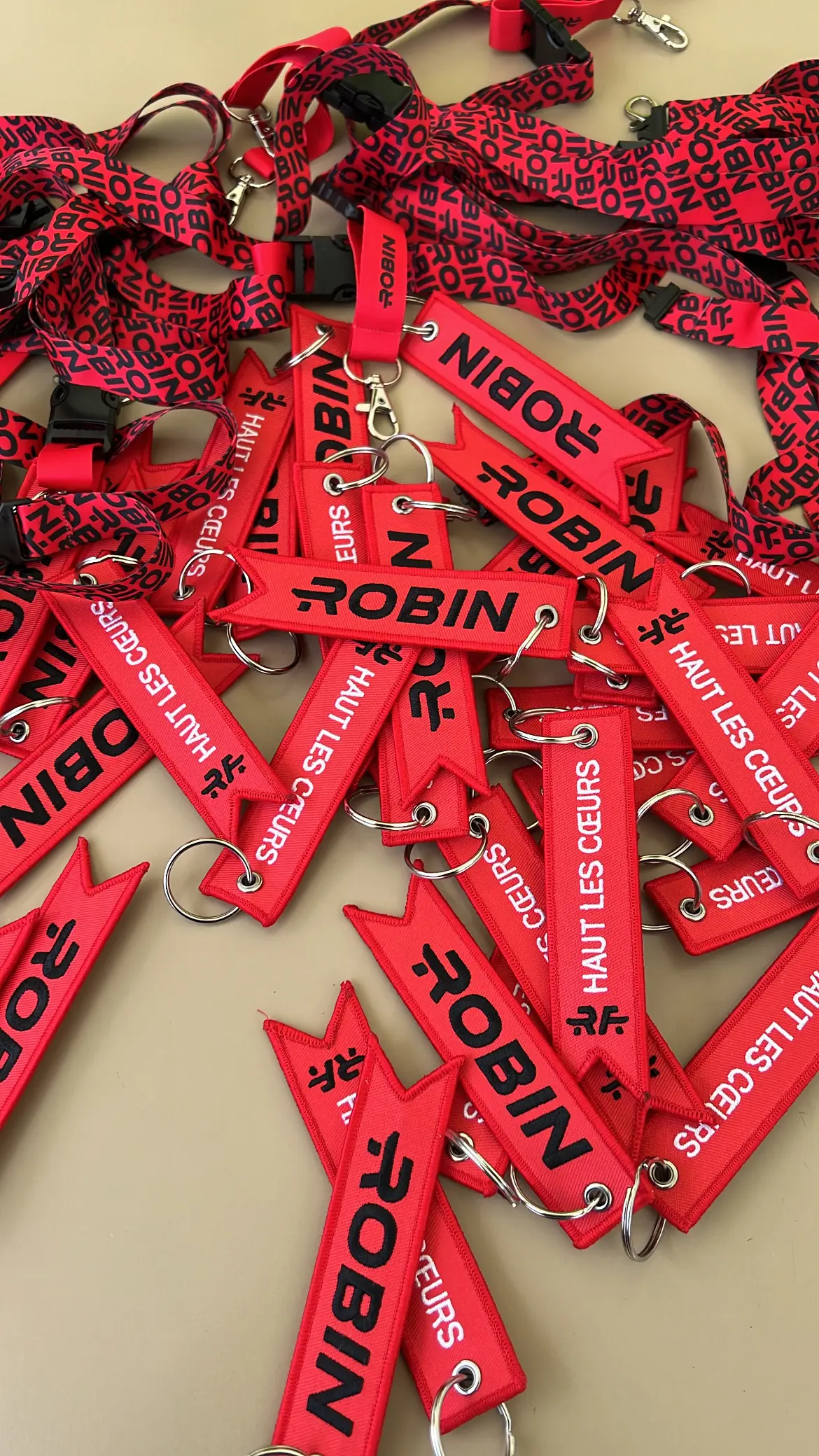 Rote Schlüsselanhänger mit Robin-Schriftzug
