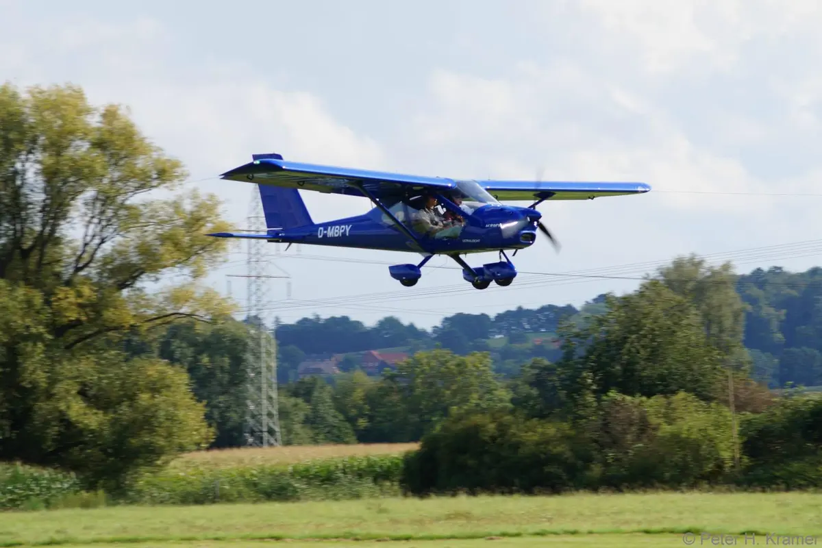 Ultraleichtflugzeug Aeroprakt A-32 D-MBPY im Tiefflug