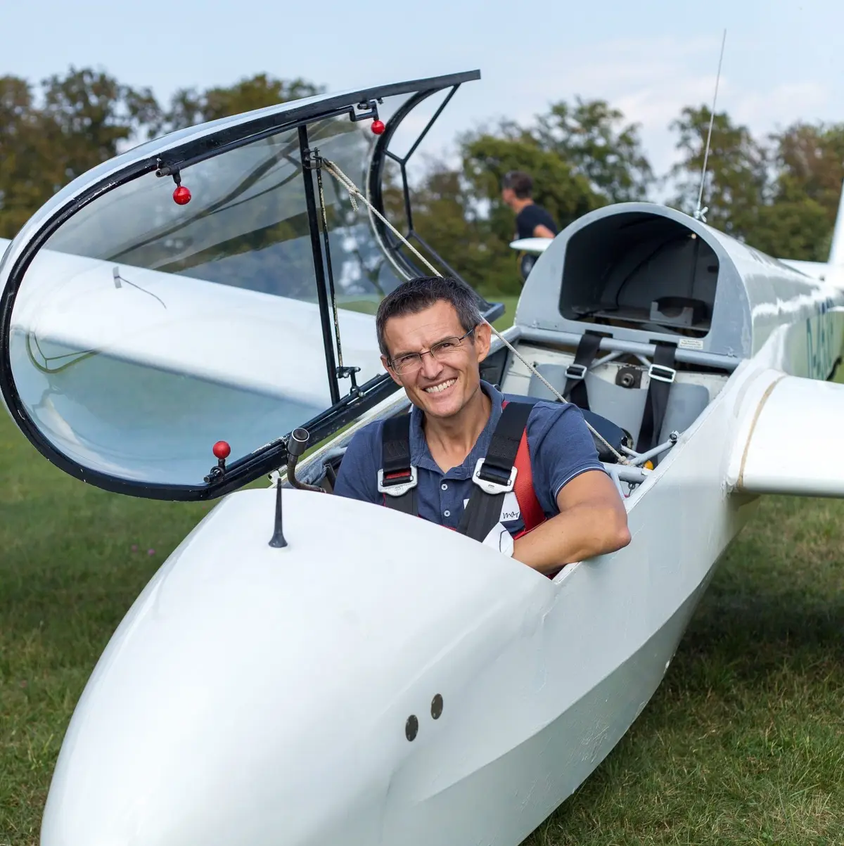 Porträt von Waldemar Beck im Segelflugzeug