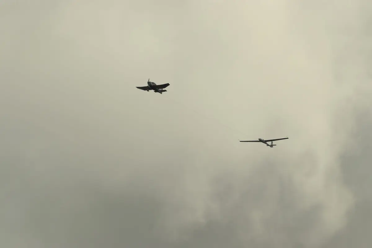 Zwei Flugzeuge hintereinander am Himmel