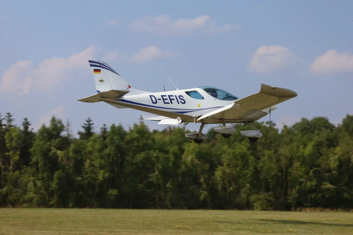 Motorflugzeug D-EFIS kurz vor der Landung