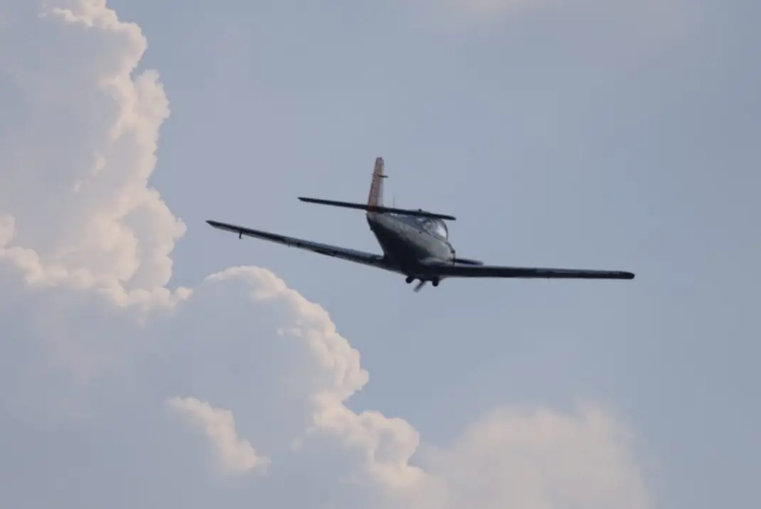 Tiefdecker im Überflug vor Wolken