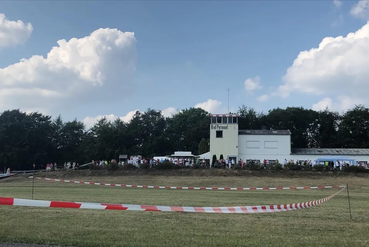 Tower und Besucher hinter der Absperrung