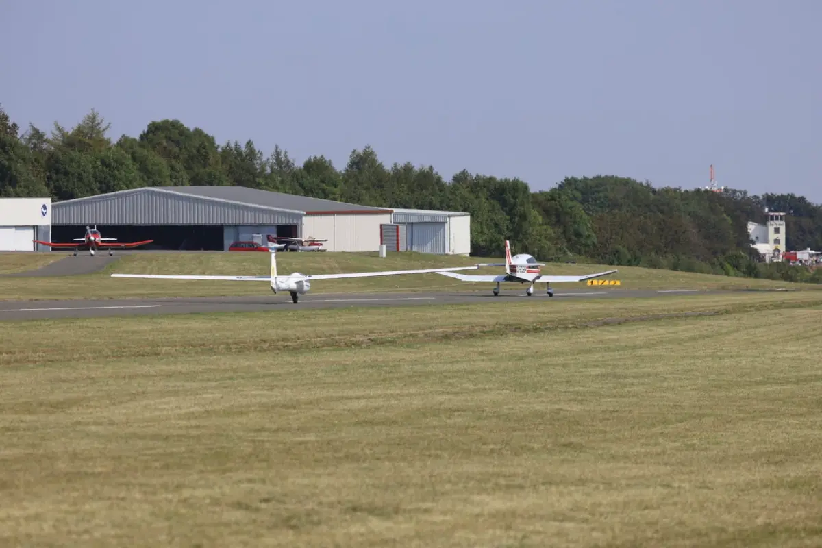Flugzeuge vor den Hallen des Flugplatzes