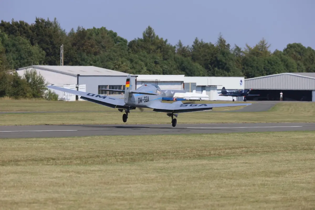 Flugzeug rollt vor den Hallen auf der Piste