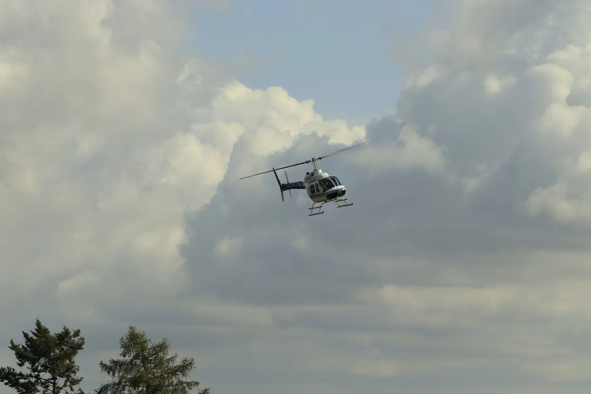 Hubschrauber vor Wolken