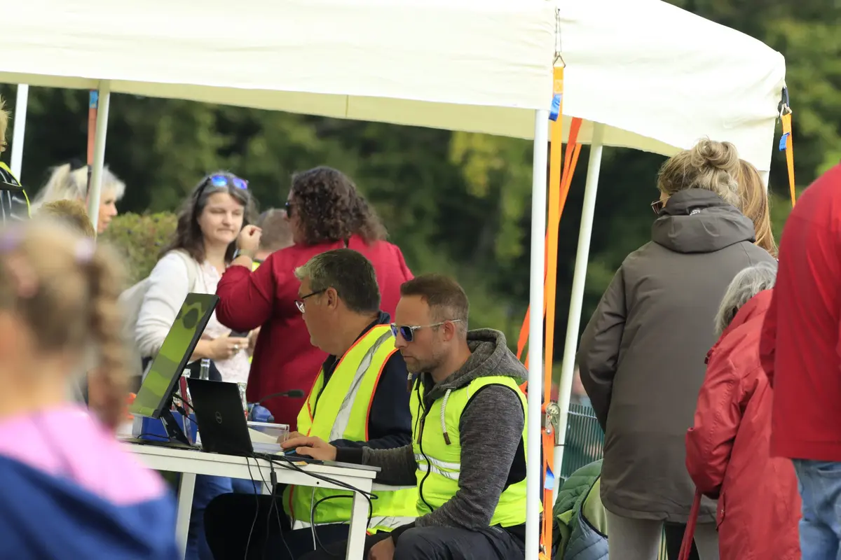 Infostand mit Besuchern und Helfern