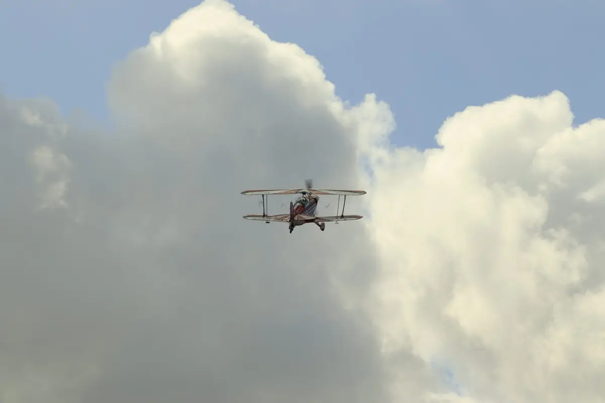 Doppeldecker vor einer großen Quellwolke