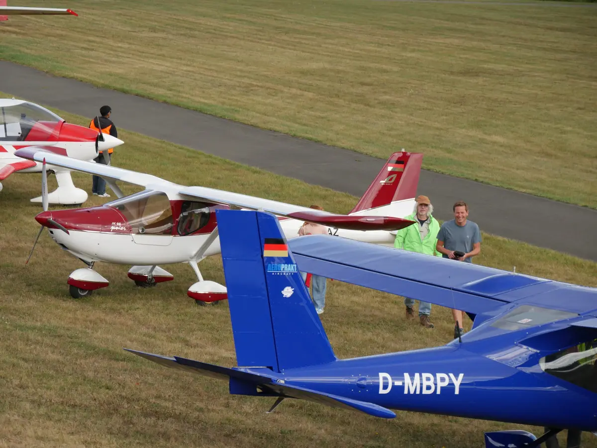 Ultraleichtflugzeug D-MBPY und weitere Flugzeuge mit Besuchern