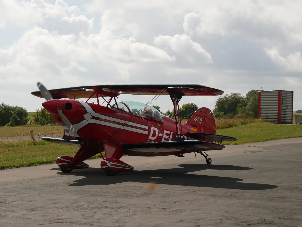 Roter Kunstflug-Doppeldecker Pitts auf dem Vorfeld