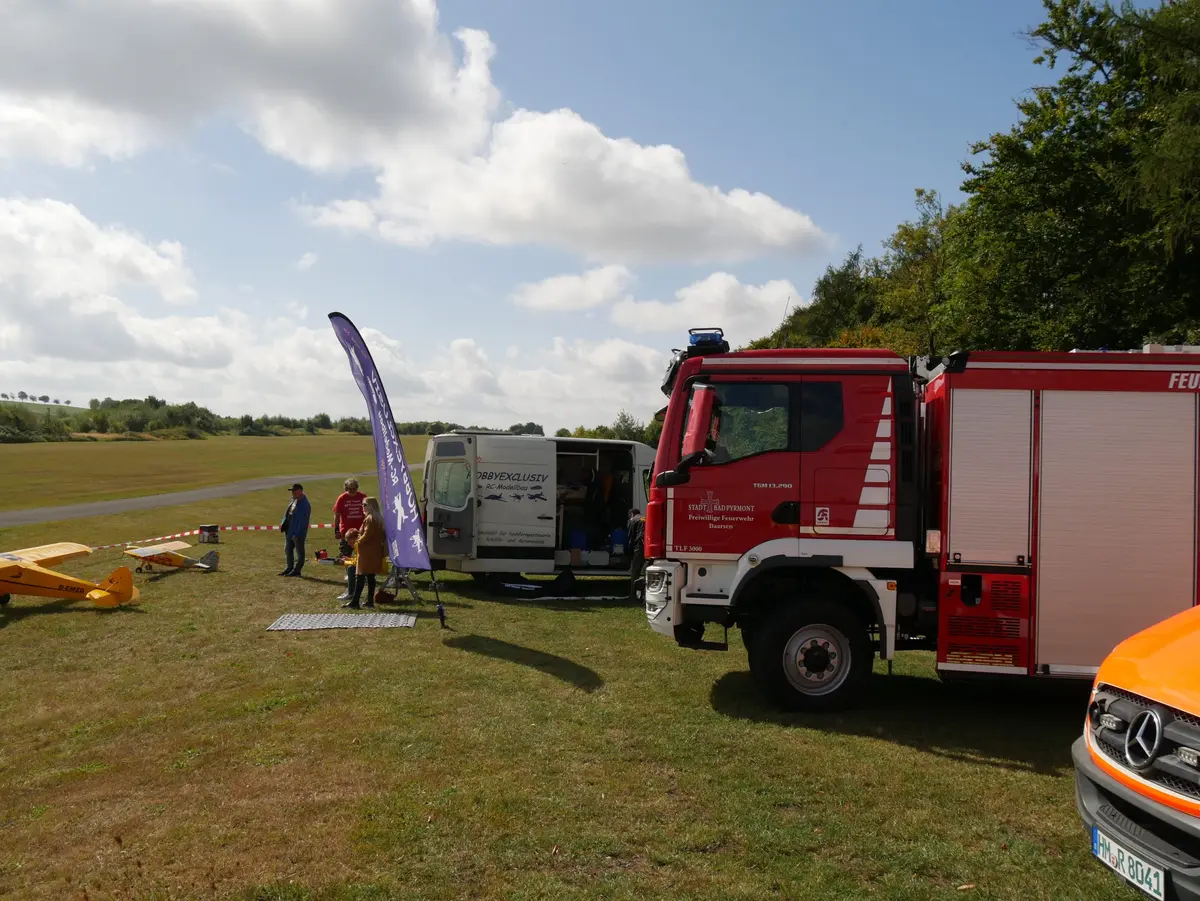 Feuerwehrfahrzeug, Infostand und Flugmodelle auf dem Gelände
