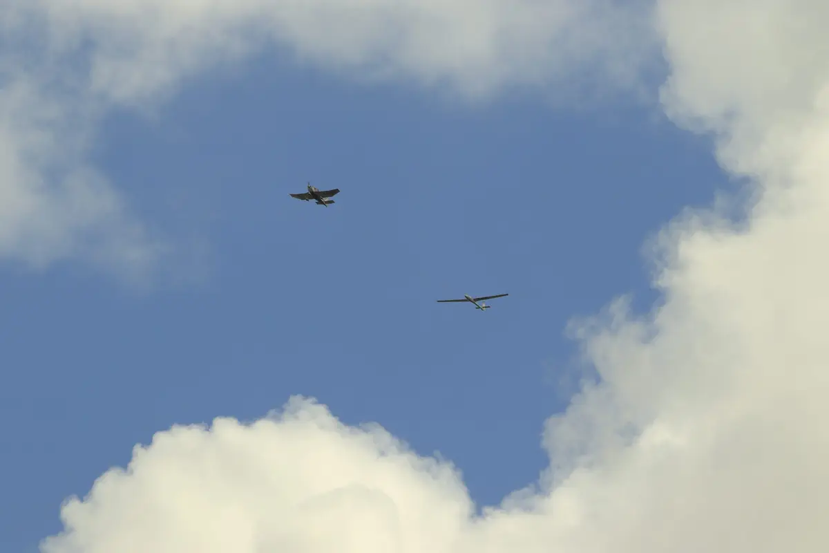Zwei Flugzeuge im Formationsflug vor Wolken