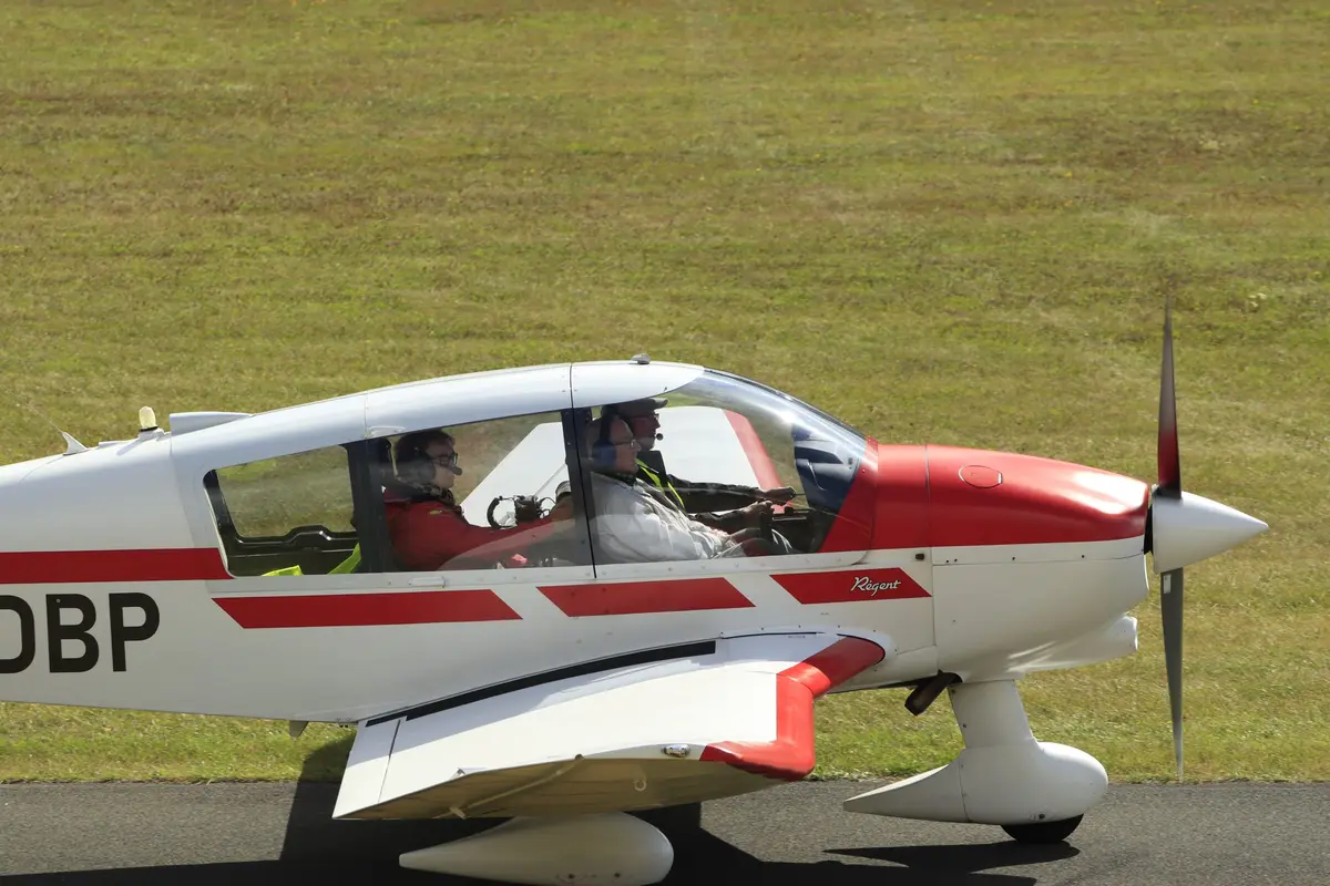 Robin D-EDBP mit Besatzung im Cockpit auf dem Vorfeld