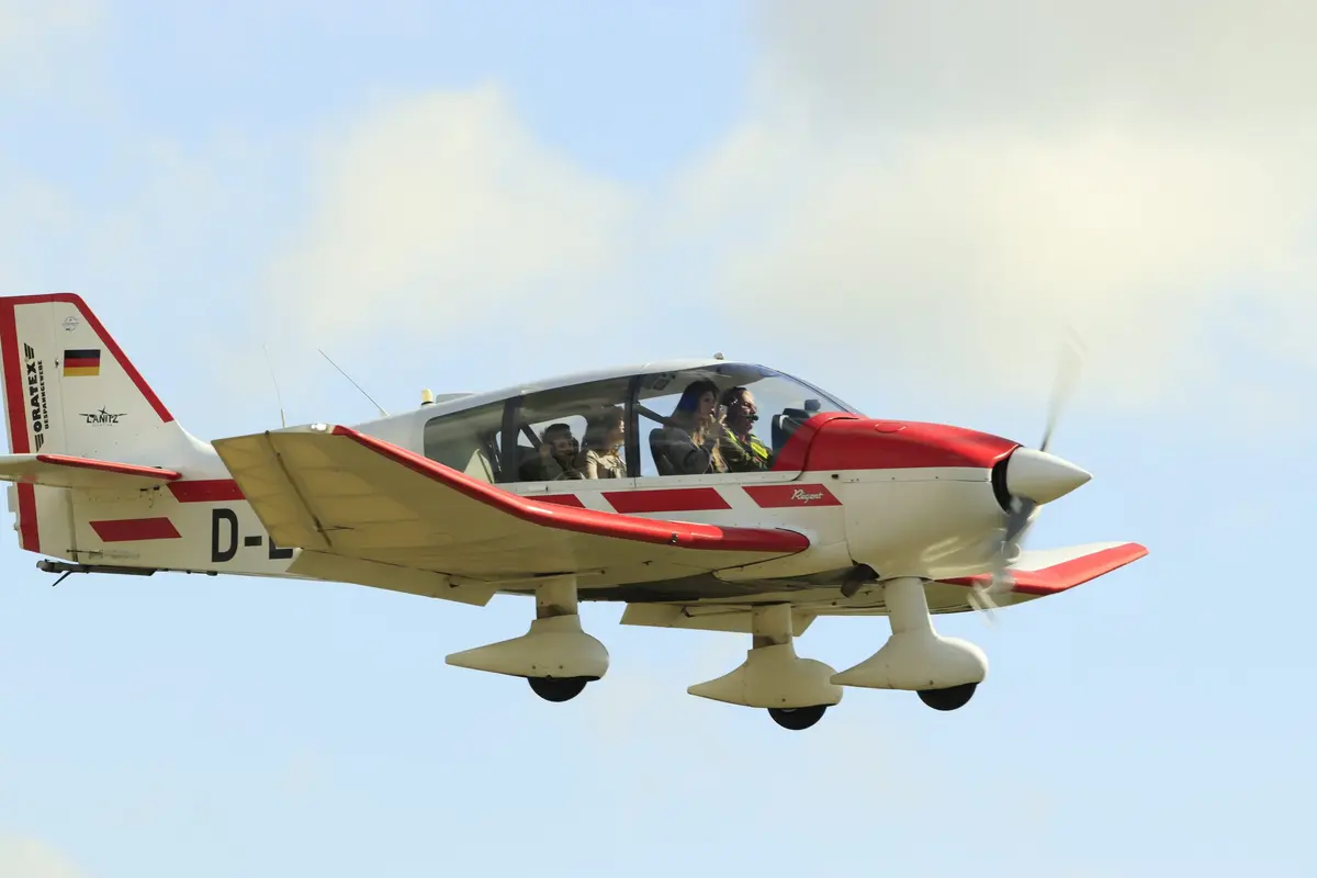 Robin mit Pilot und Passagier im Vorbeiflug