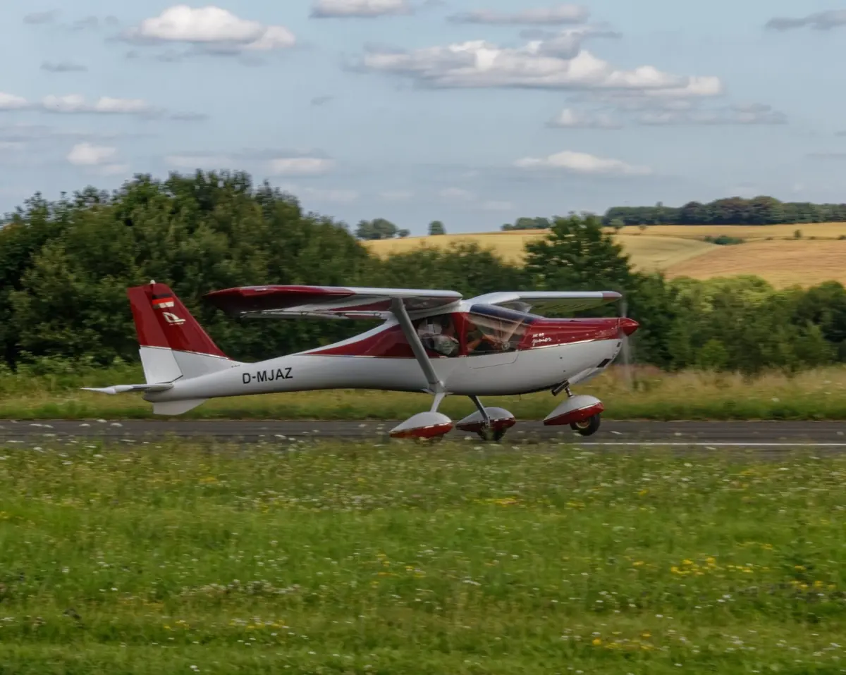 Ultraleichtflugzeug D-MJAZ auf der Piste